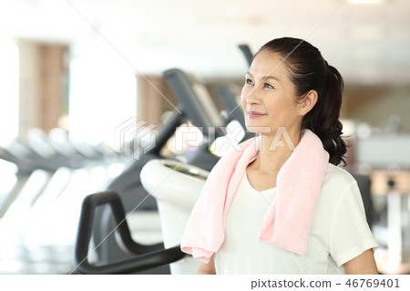 Fifties woman going to the gym 46769401