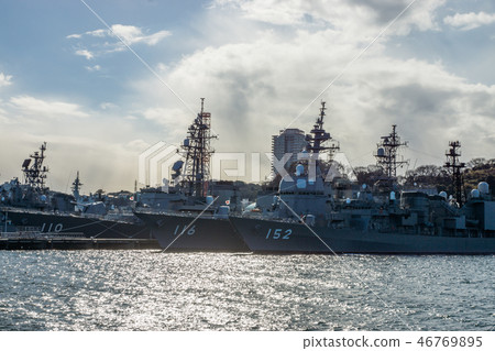 Cross the military port 46769895
