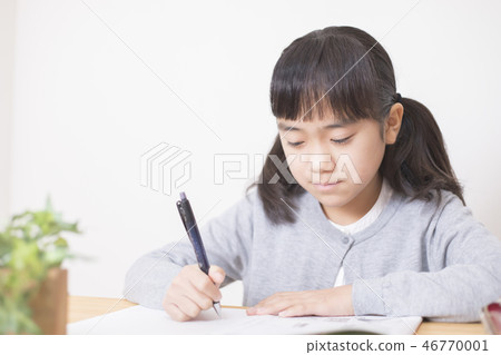 學習小學學生的女孩 46770001