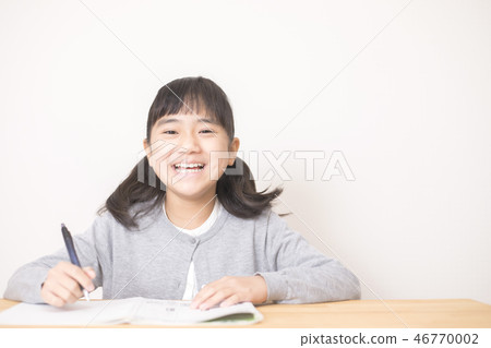 學習小學學生的女孩 46770002
