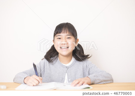 學習小學學生的女孩 學習小學學生的女孩 46770003