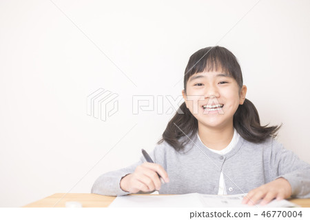 學習小學學生的女孩 46770004