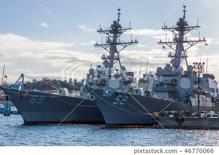 Cross the military port 46770066