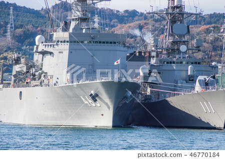 Cross the military port 46770184