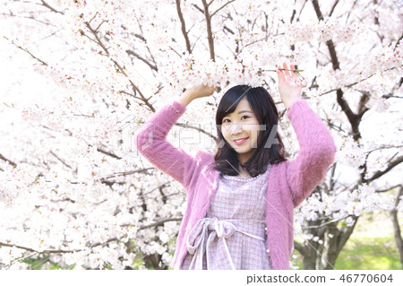 Young woman and cherry blossom 46770604