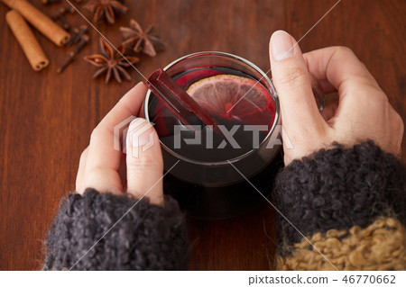 熱酒和女性的手 熱酒和女性的手 46770662