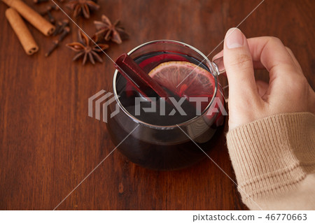 熱酒和女性的手 熱酒和女性的手 46770663