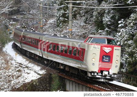 限量快遞“Yakumo”在白雪覆蓋的野兔線上運行 46770888