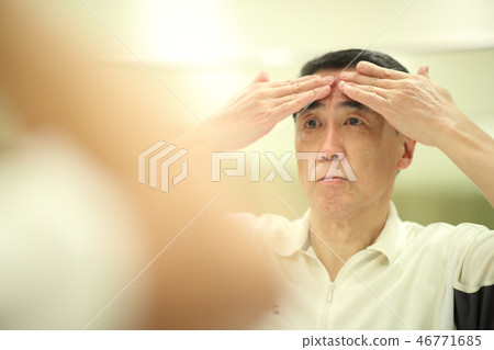 60s male to face care 46771685