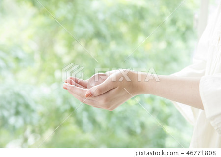 Female hand with a transparent ball Female hand with a transparent ball 46771808