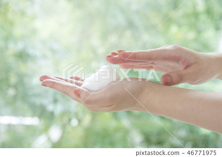 Female hand frothing 46771975