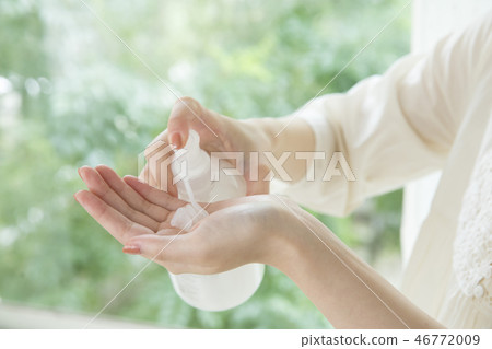 Female hands to skincare 46772009