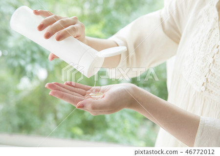 Female hands to skincare Female hands to skincare 46772012
