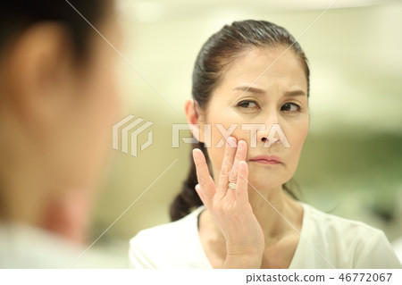 50s woman doing face care 46772067