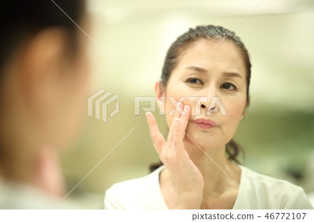 50s woman doing face care 50s woman doing face care 46772107