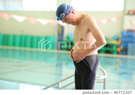 Men in their 60s who go to the pool 46772207