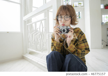 相機女性的眼鏡在女性的蜂蜜頭髮之外 46775157