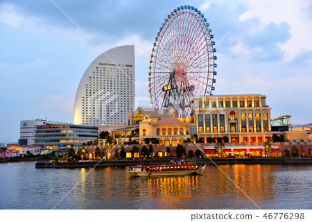 In the evening only Tomirai and houseboat 46776298