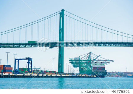 在長灘港卸貨的重型機械(從海邊看) 在長灘港卸貨的重型機械(從海邊看) 46776801