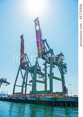 Heavy machinery for unloading at Long Beach Harbor (look from the sea side) Heavy machinery for unloading at Long Beach Harbor (look from the sea side) 46776806