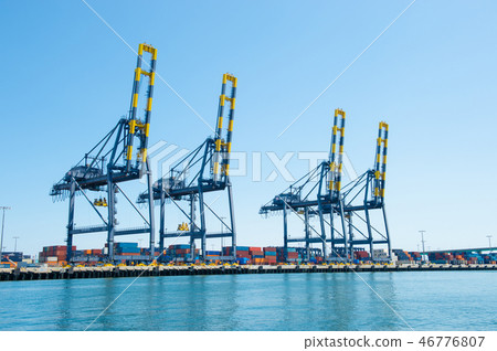 Heavy machinery for unloading at Long Beach Harbor (look from the sea side) Heavy machinery for unloading at Long Beach Harbor (look from the sea side) 46776807