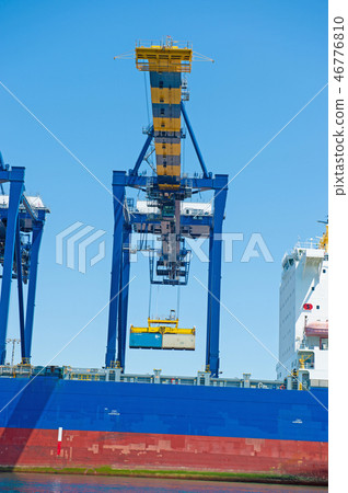 Heavy machinery for unloading at Long Beach Harbor (look from the sea side) Heavy machinery for unloading at Long Beach Harbor (look from the sea side) 46776810
