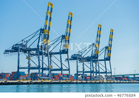 Heavy machinery for unloading at Long Beach Harbor (look from the sea side) 46776884