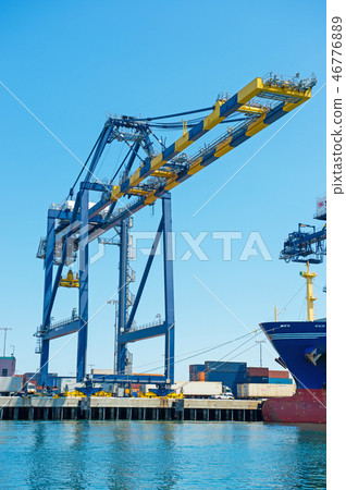 Heavy machinery for unloading at Long Beach Harbor (look from the sea side) 46776889