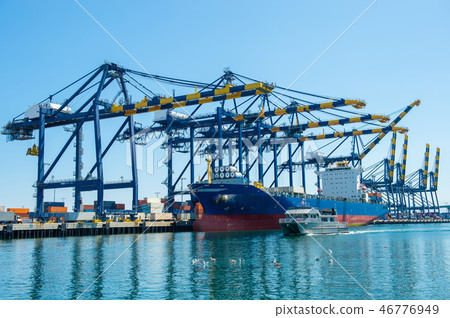 在長灘港卸貨的重型機械（從海邊看） 46776949