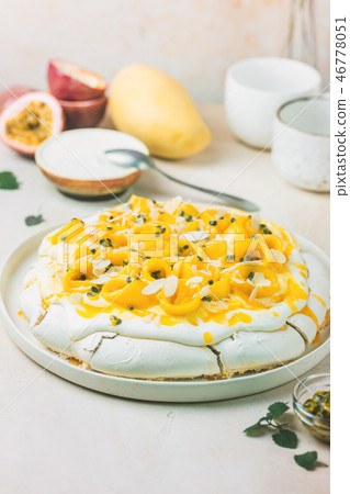 Meringue cake Pavlova Meringue cake Pavlova 46778051