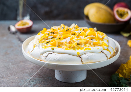 Meringue cake Pavlova Meringue cake Pavlova 46778054