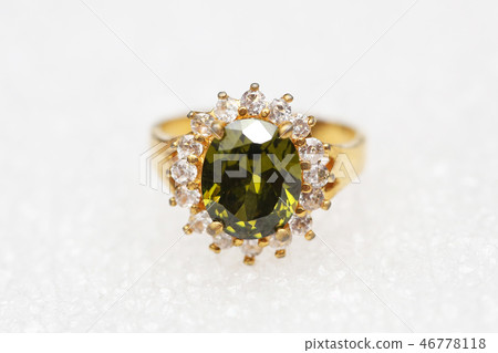 Beautiful gold ring with green gemstone 46778118