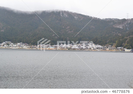 A village with a snowy landscape 46778876