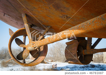 Two rusty screws in the nozzle 46781087