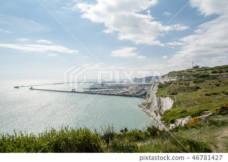 從在多佛海峽的白色峭壁上看見的多佛港口 46781427