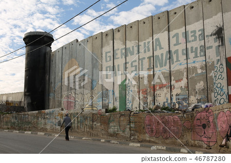 [Palestine] A separate wall towering over Bethlehem 46787280