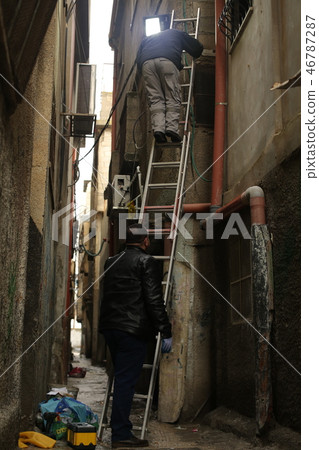 [巴勒斯坦]在難民營小巷工作的人 46787287