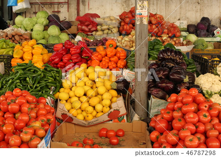 [Palestine] Colorful vegetables lined up in greengrocers 46787298