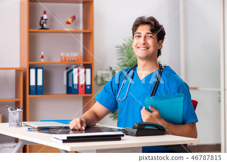 Young handsome doctor radiologyst working in clinic  46787815