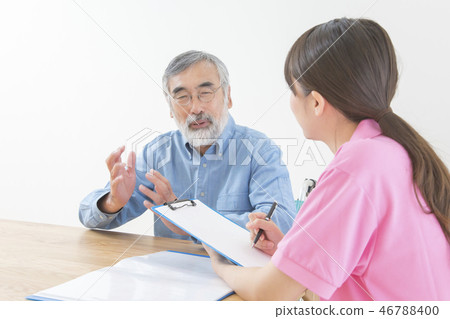 Hearing senior's story Care manager care manager Hearing senior's story Care manager care manager 46788400
