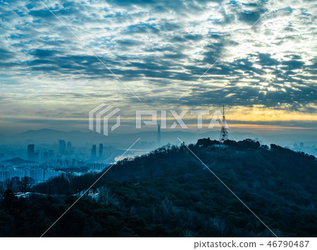 Morning sunrise of Namsan 46790487