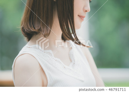 hair end, tips of one's hair, female 46791711