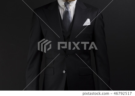 穿著西裝的男人 穿著西裝的男人 46792517