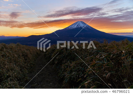 A morning burn of Kumasu and Fuji seen from the mountain trail of Mount Ryugatake of Mt. 46796021