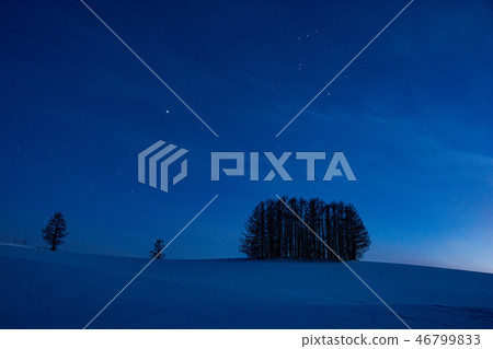 冬天暮色小山和滿天星斗的天空Bieicho 46799833