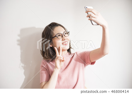 採取selfie的少婦 46800414