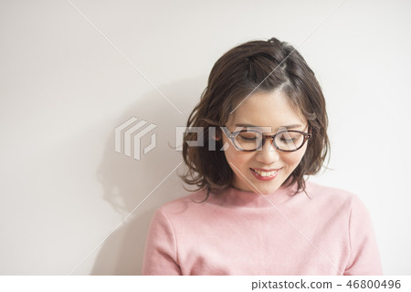 戴時髦眼鏡的女孩 戴時髦眼鏡的女孩 46800496