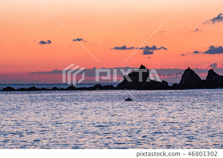 (Kanagawa Prefecture) Sunrise on Manzuru Peninsula and Mitsuishi Coast 46801302