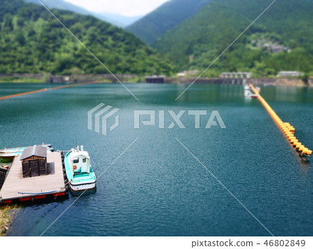 船停泊在湖中 46802849