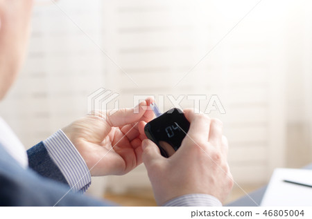 Mid age Man doing blood test 46805004